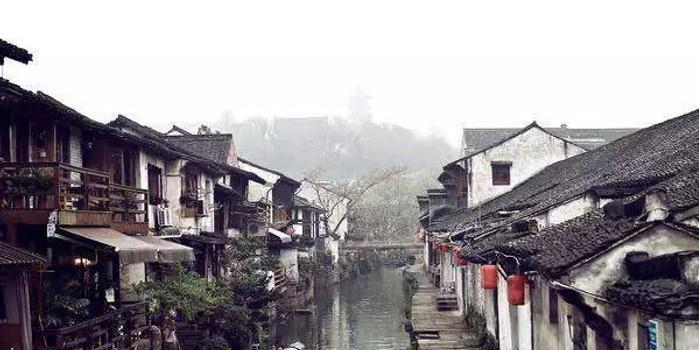 带哈士奇去农村放风,二哈被奶奶戴上花头巾后秒变非主流狼外婆!